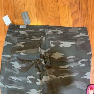 NWT-Women’s Camo Print Size 22w 5-pocket pants
